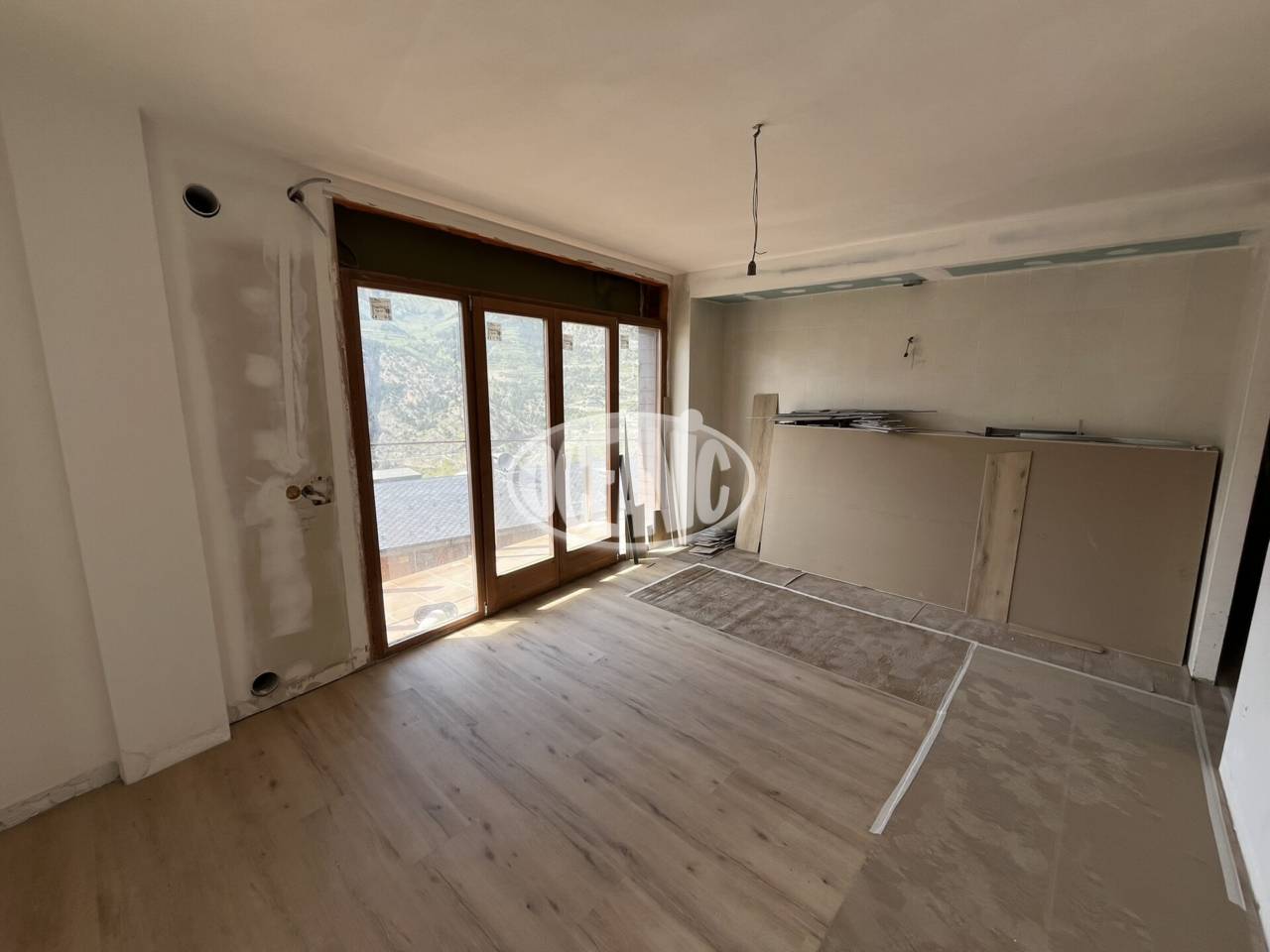 Baixos de nova construcció, de 66,83 m² amb jardí privat de 37,13 m² i plaça d'aparcament inclosa.