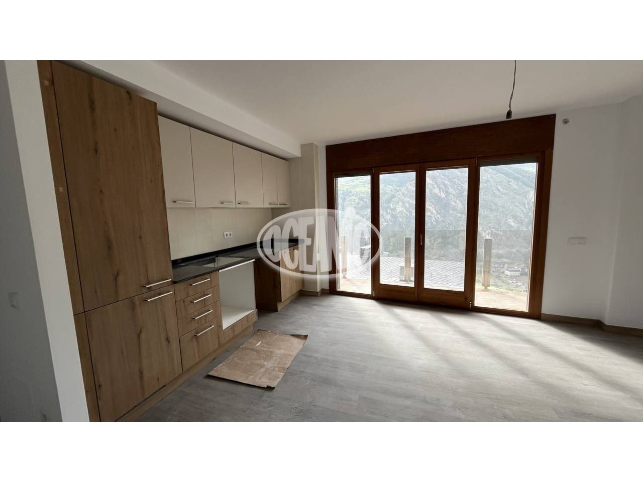 Baixos de nova construcció, de 66,83 m² amb jardí privat de 37,13 m² i plaça d'aparcament inclosa.