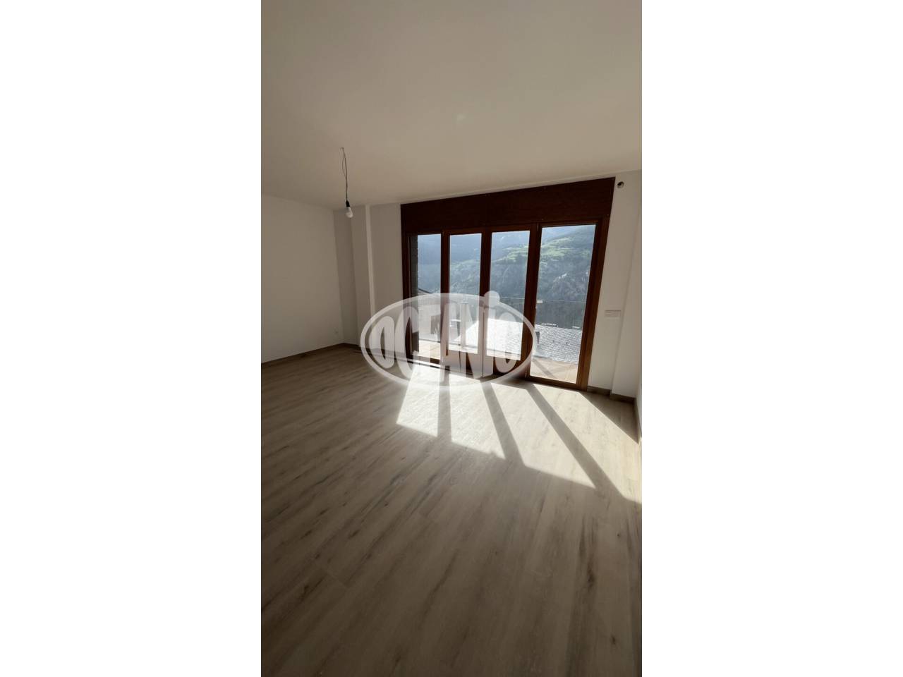 Baix planta de nova construcció, de 46,92 m² i plaça de pàrquing inclosa.
