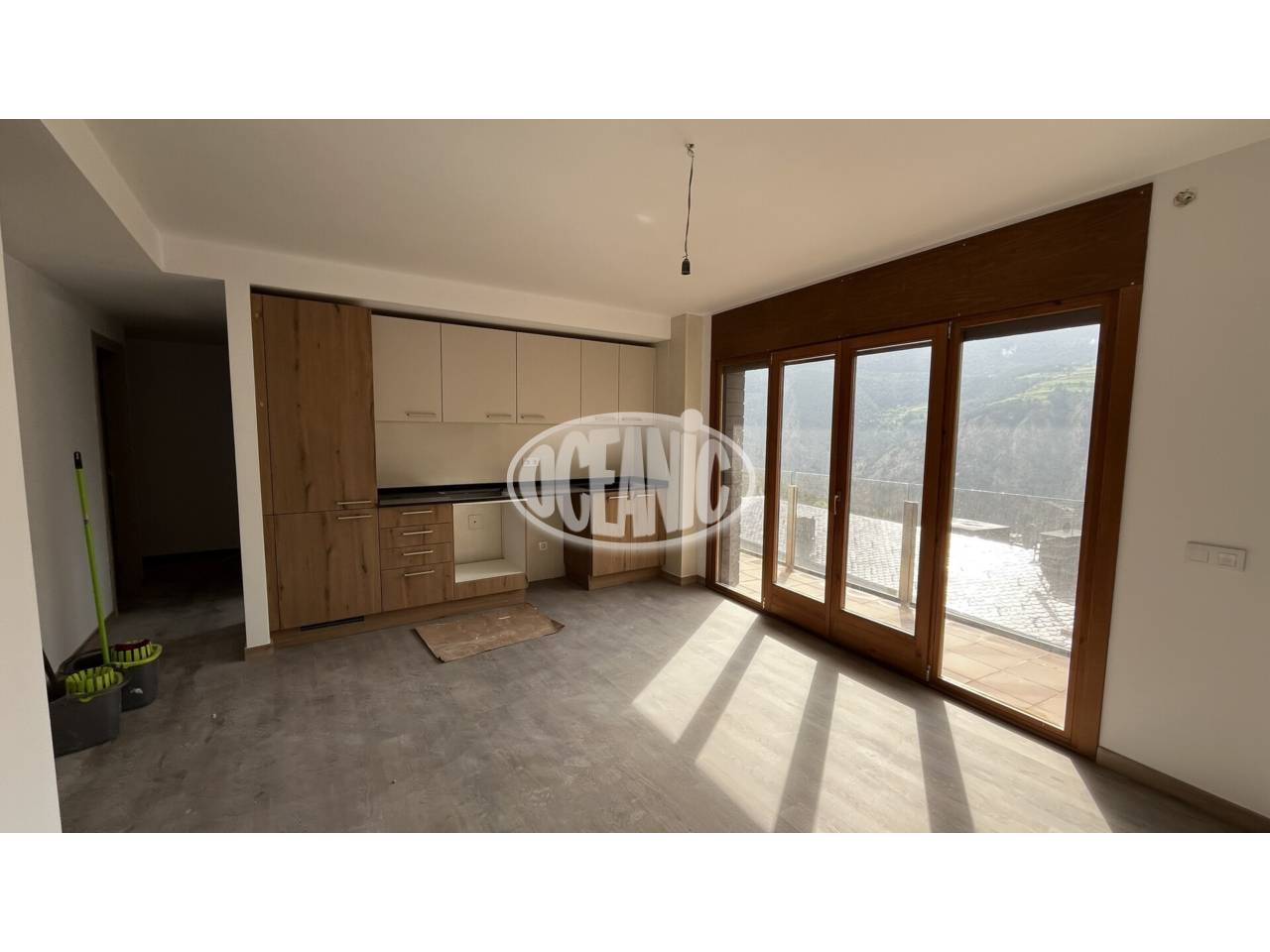 Piso de nueva construccion, de 66,83 m² con terraza de 28,48 m² y plaza de parking incluida.