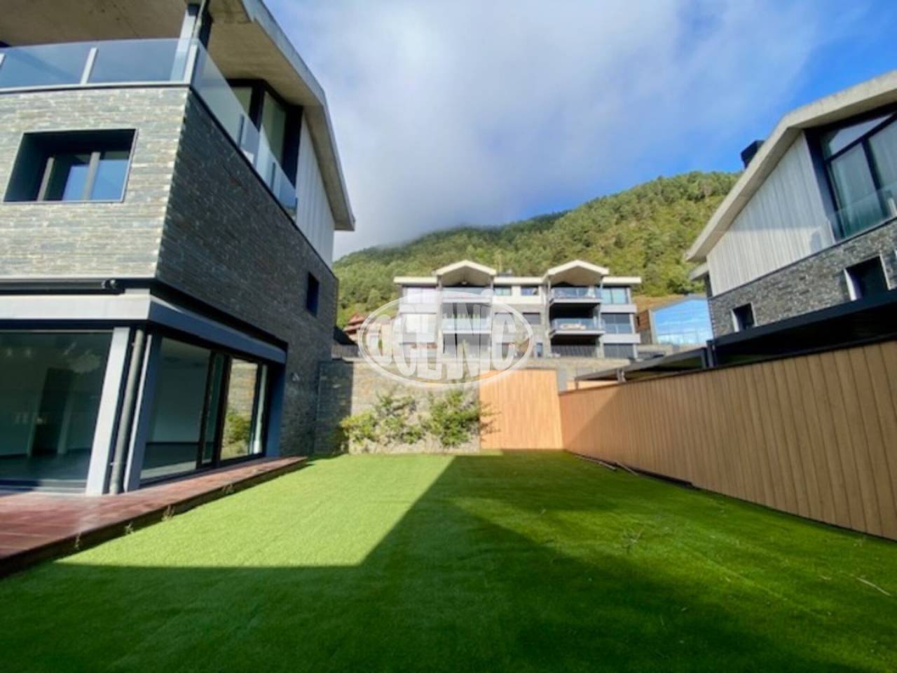 Venda d'un àmpli dúplex a Escàs