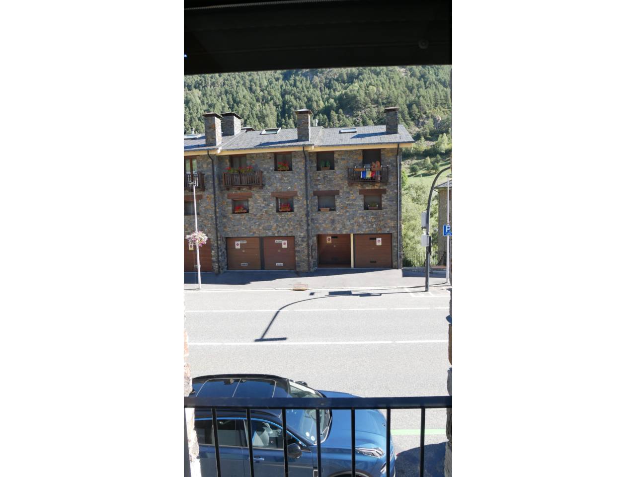 Pis de lloguer amb terrassa i plaça d’aparcament al centre de la Cortinada