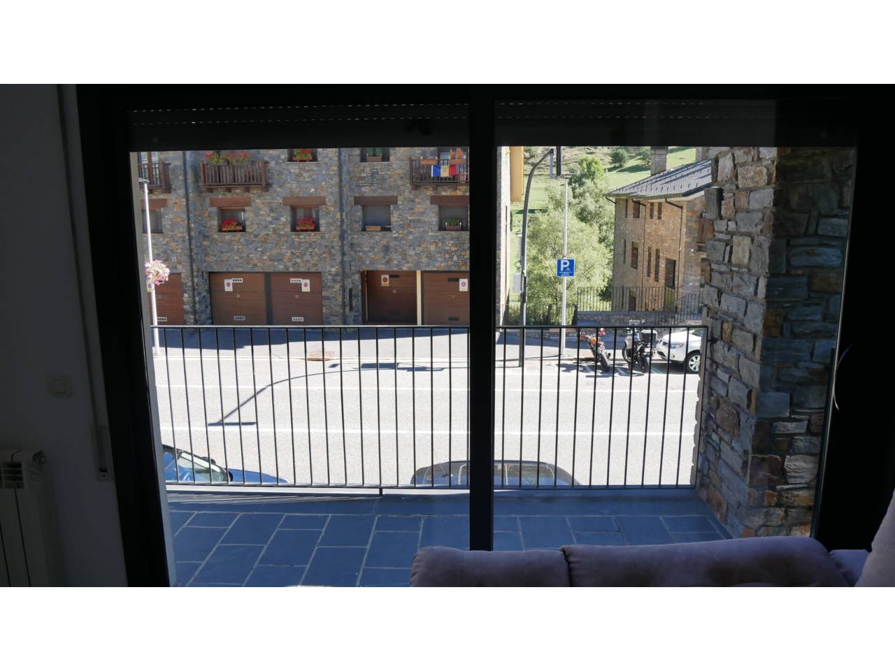Pis de lloguer amb terrassa i plaça d’aparcament al centre de la Cortinada