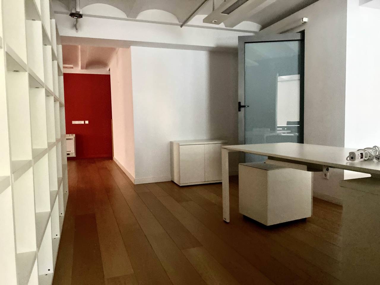 Es lloga despatx cèntric, amb 2 sales de reunions, sala principal i recepció, així com un bany.