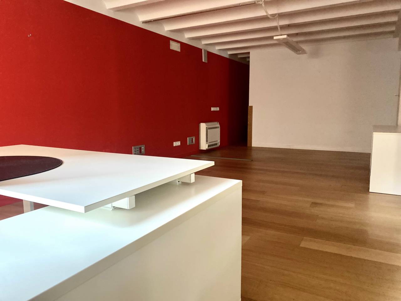 Es lloga despatx cèntric, amb 2 sales de reunions, sala principal i recepció, així com un bany.