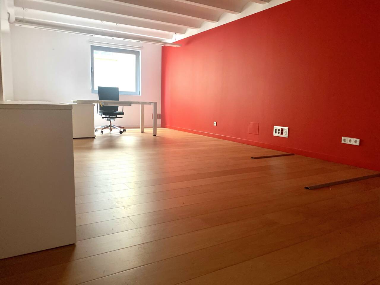 Es lloga despatx cèntric, amb 2 sales de reunions, sala principal i recepció, així com un bany.