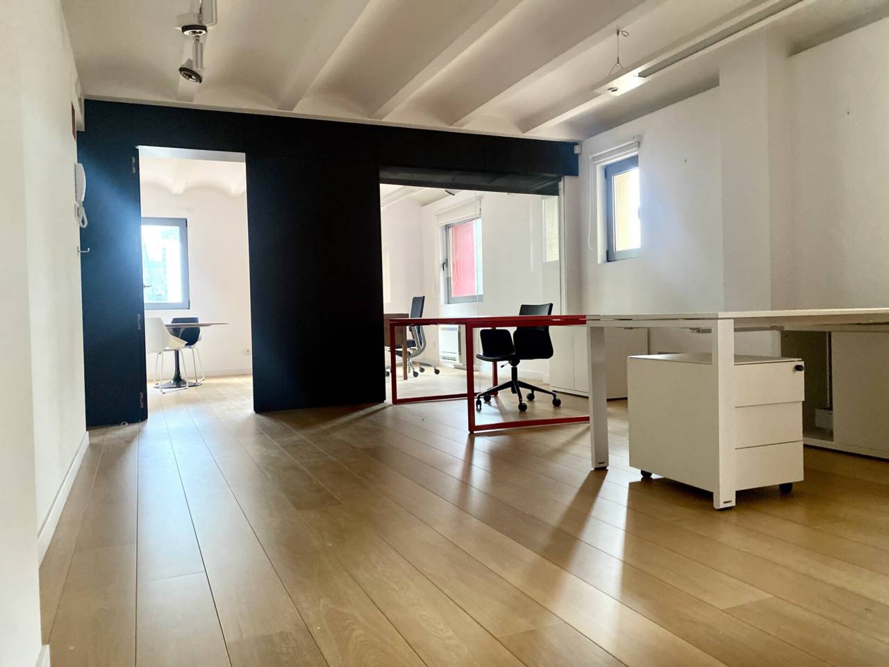 Es lloga despatx cèntric, amb 2 sales de reunions, sala principal i recepció, així com un bany.