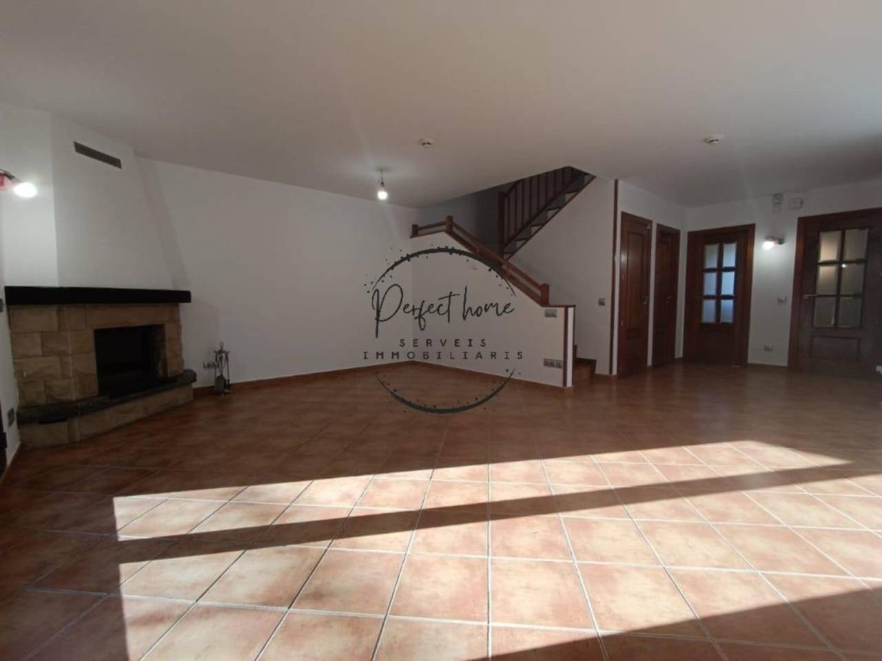 FANTÁSTICA CASA ADOSADA EN VENTA EN AIXIRIVALL ( SANT JULIÀ DE LÒRIA)