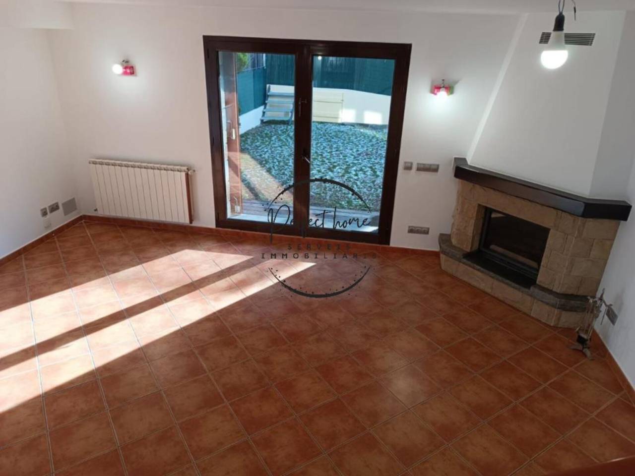 FANTÁSTICA CASA ADOSADA EN VENTA EN AIXIRIVALL ( SANT JULIÀ DE LÒRIA)