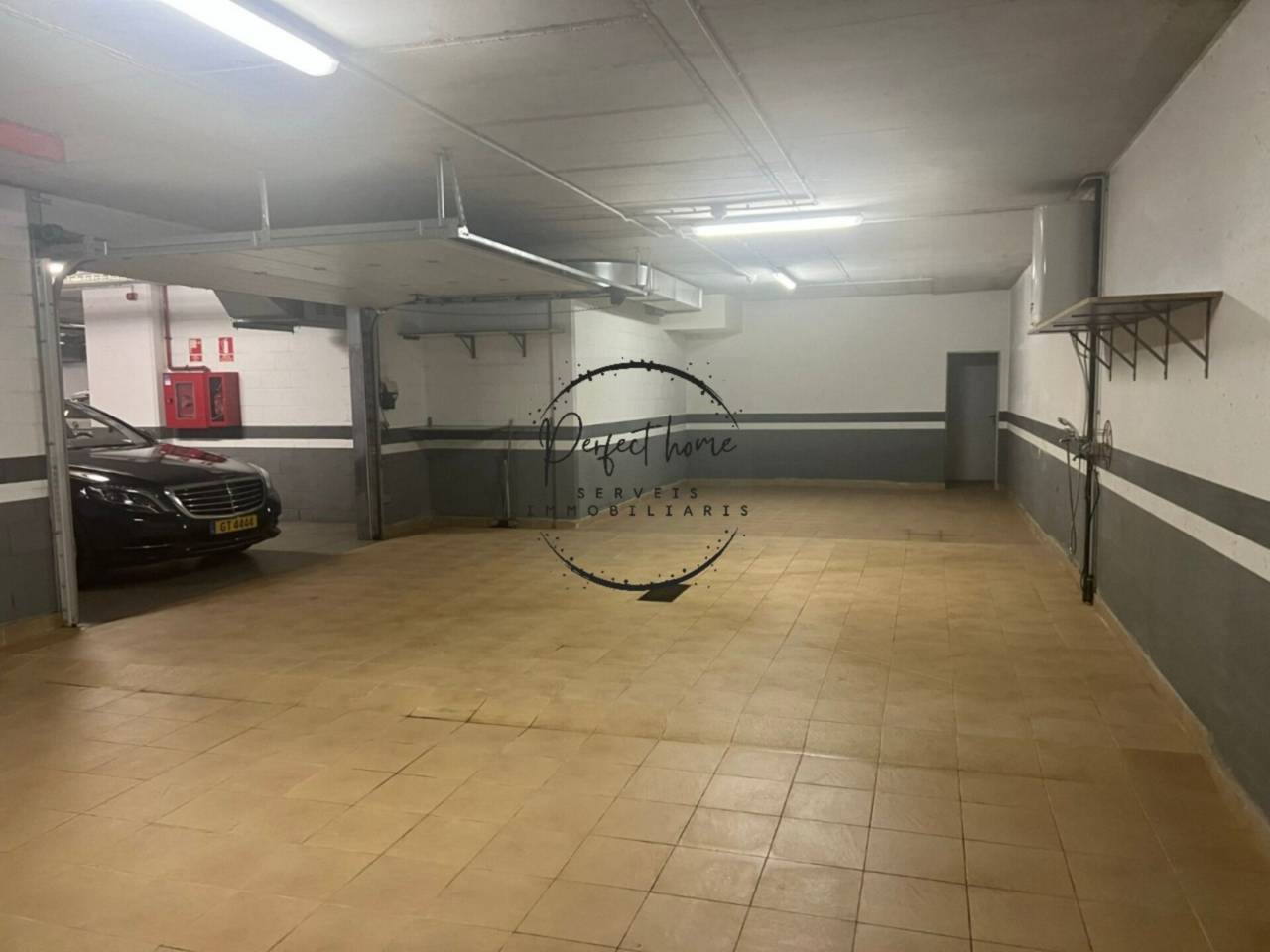 EN VENTA BOX PARA VARIOS VEHÍCULOS EN ENCAMP
