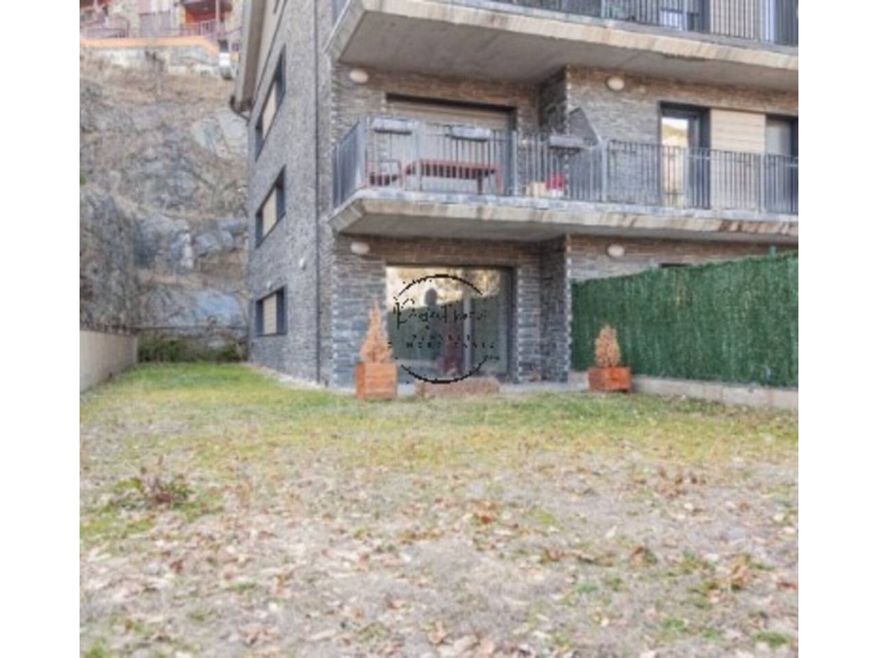 FABULOSO PISO EN VENTA CON JARDÍN EN ORDINO