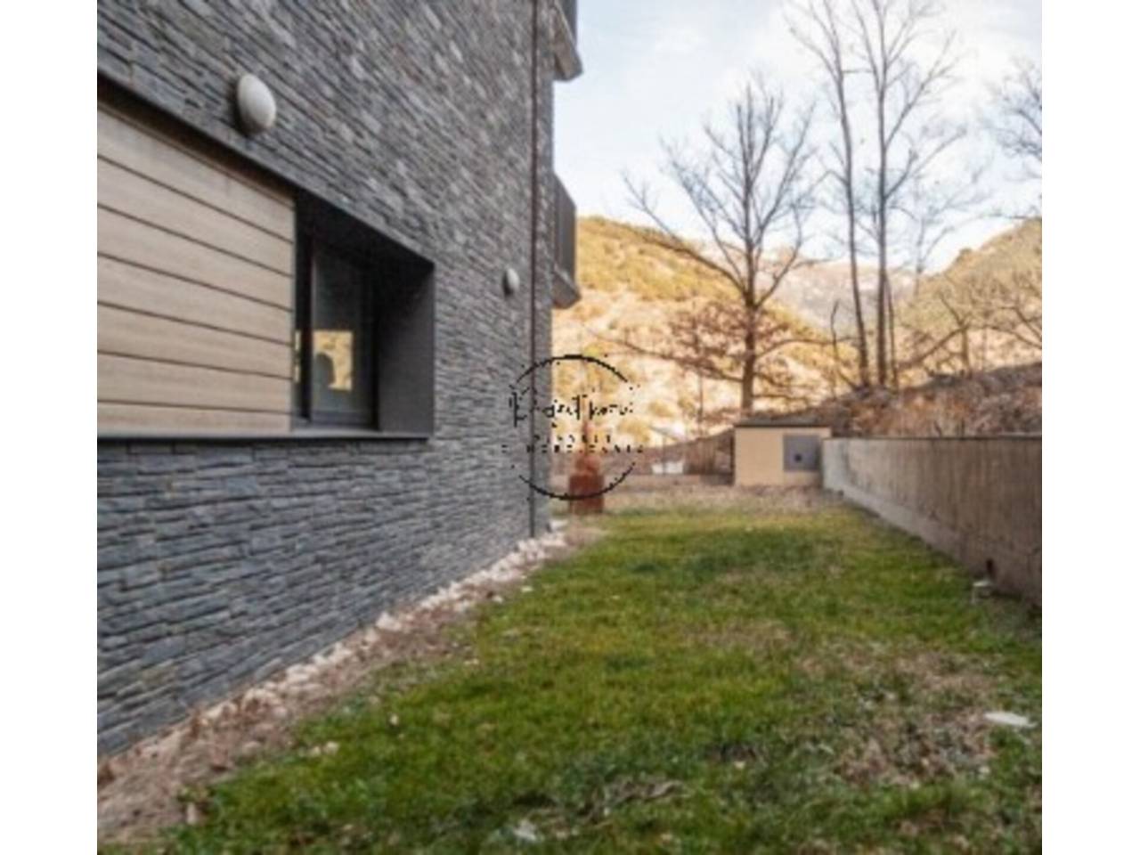 FABULOSO PISO EN VENTA CON JARDÍN EN ORDINO
