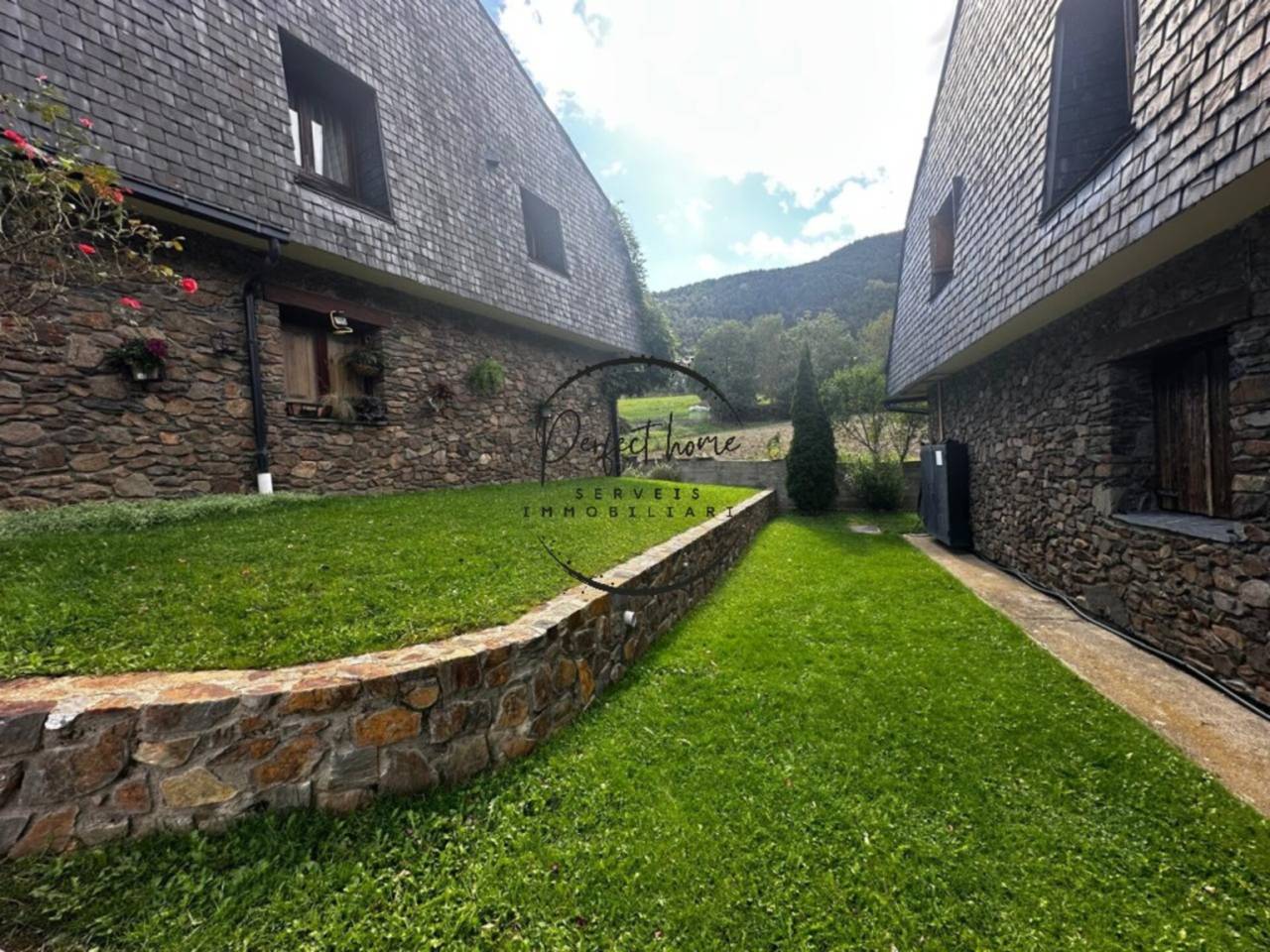 CASA ADOSADA EN VENTA EN LA MASSANA: TU REFUGIO DE ENSUEÑO