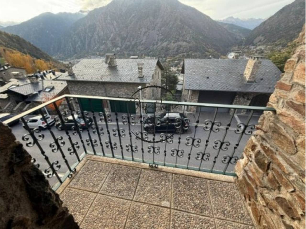 CASA ADOSADA EN VENTA EN ESCALDES – ZONA RESIDENCIAL, A UN PASO DEL CENTRO