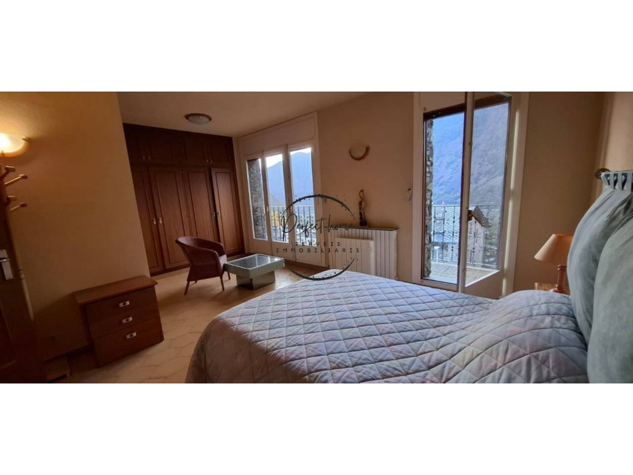 ENCANTADORA CASA ADOSADA EN VENTA EN ESCALDES