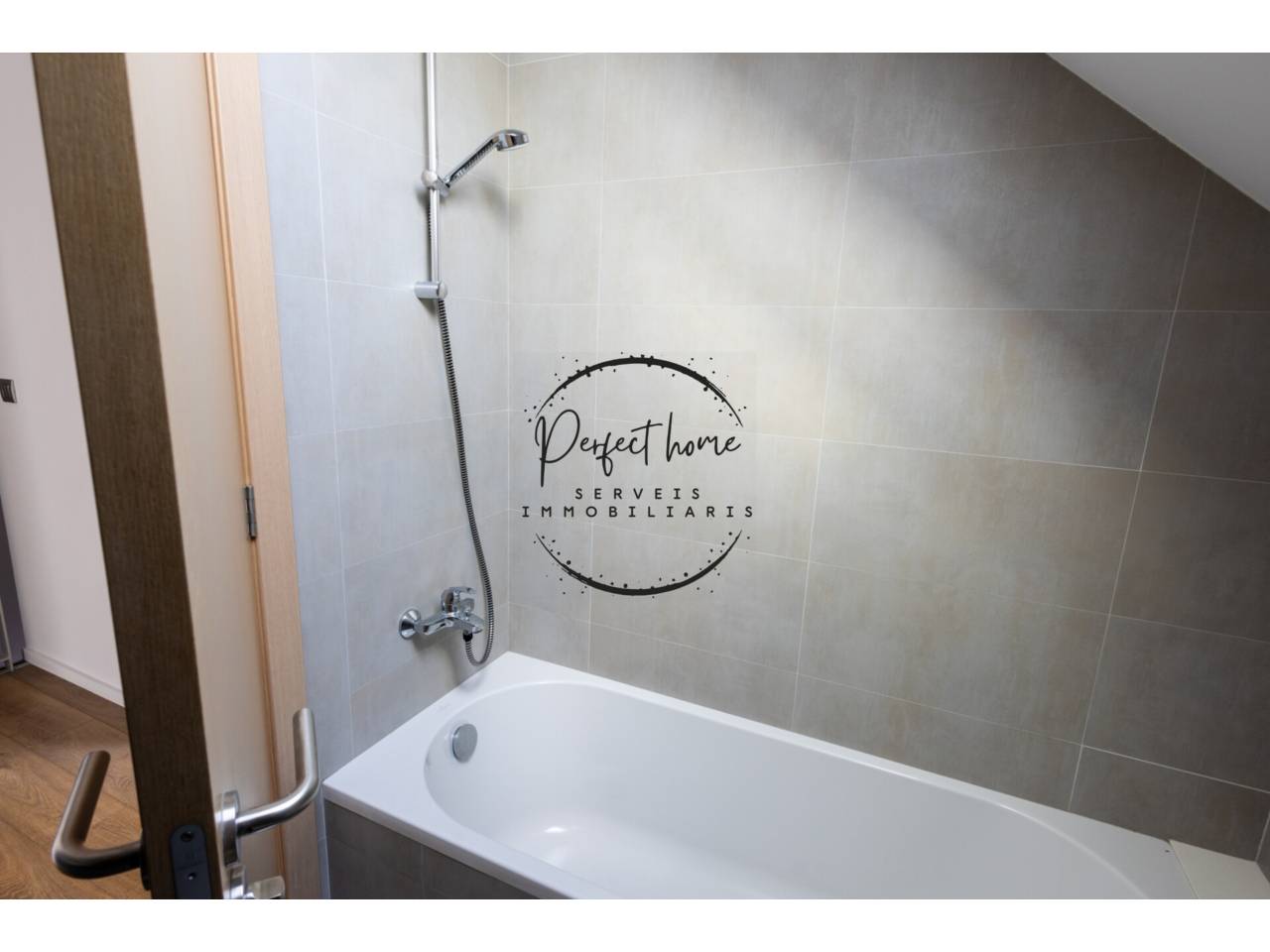 EN LLOGUER: EXCLUSIU ÀTIC DÚPLEX AL PLE COR DE VIVAND (ESCALDES)