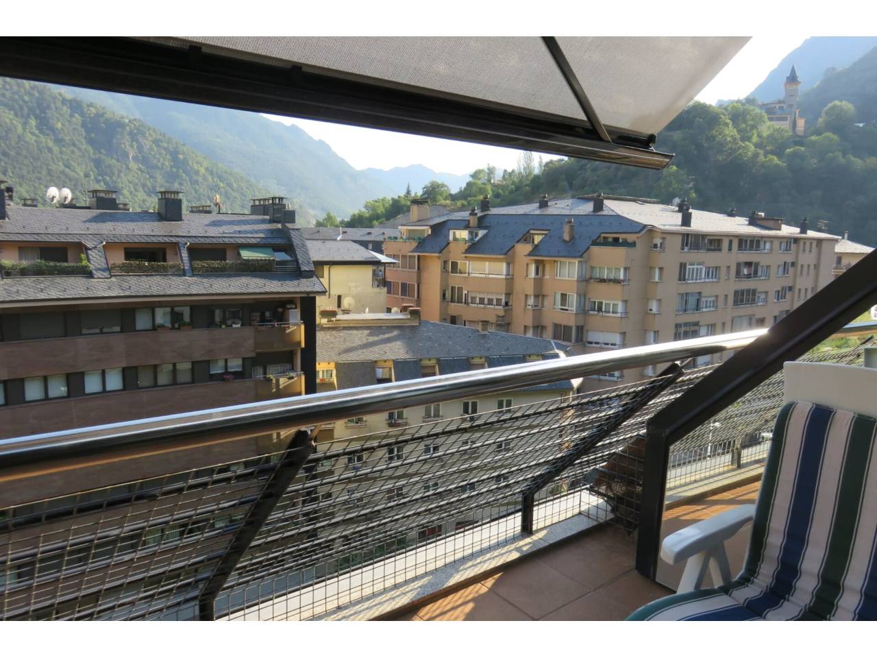 Àtic de 75 m² amb gran terrassa, aparcament i traster a tocar de l’Hospital i Caldea