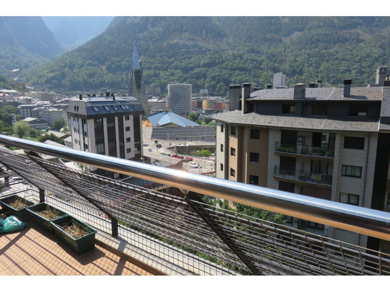 Àtic de 75 m² amb gran terrassa, aparcament i traster a tocar de l’Hospital i Caldea