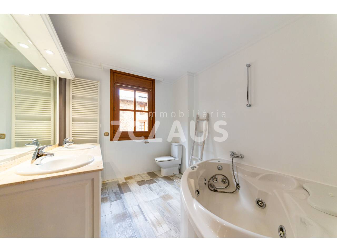 Amplio piso en venta situado en Sispony 24