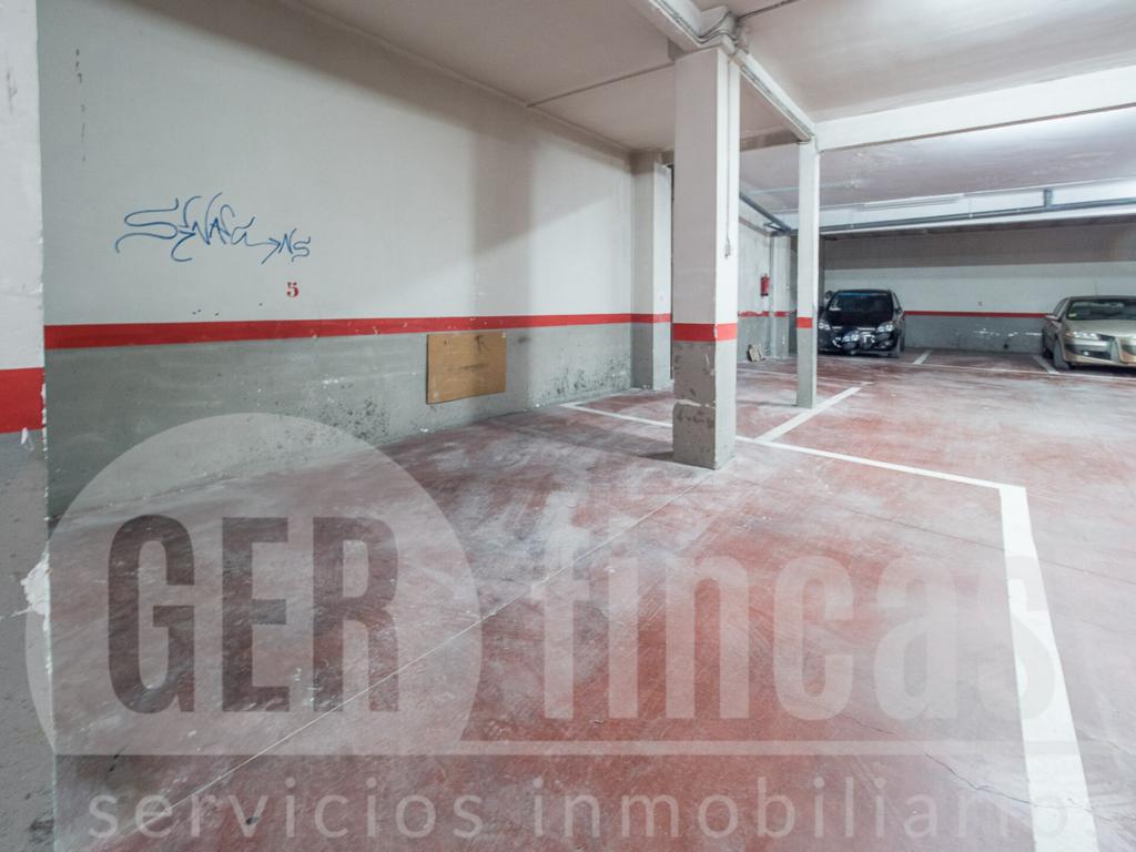 Dos plazas de parking para coche y moto en Ca n’Aurell, con ascensor