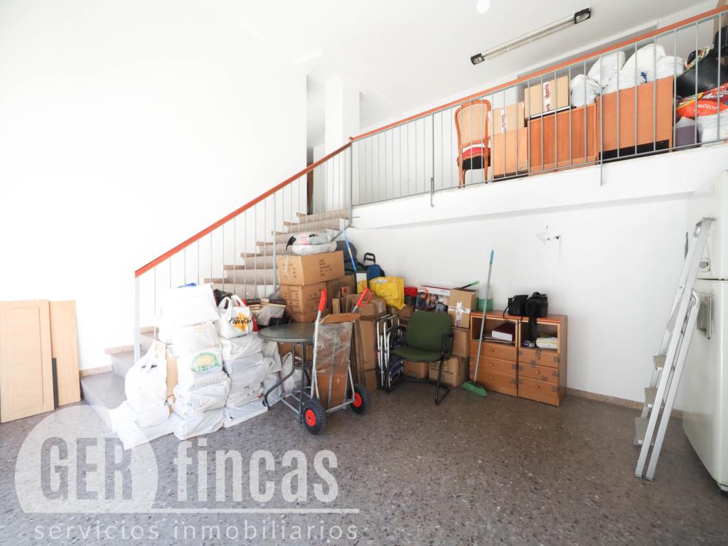 Local en Vallparadís con almacén y espacio para oficinas