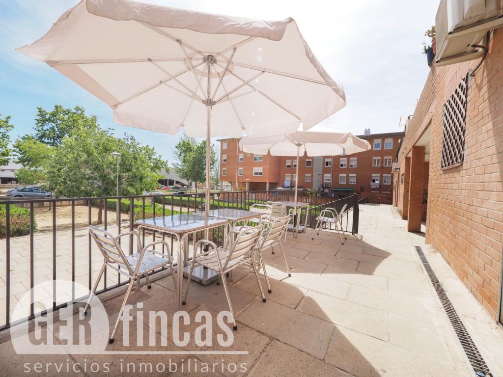 Local en funcionamiento como bar, con terraza, en Can Tusell