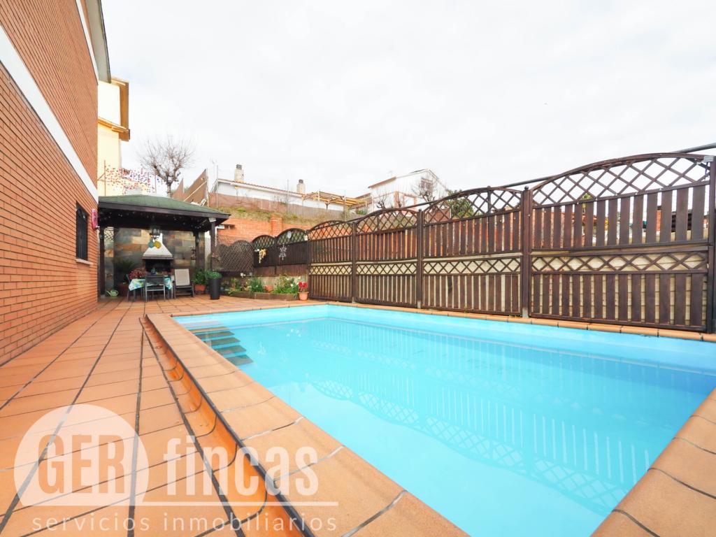 Casa unifamiliar con piscina, jardín y barbacoa en Can Parellada