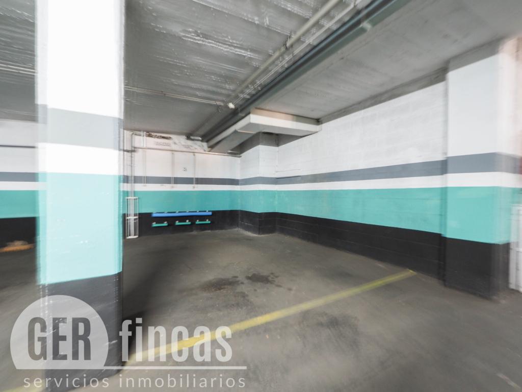 Plaza de parking amplia para coche grande en Can Roca