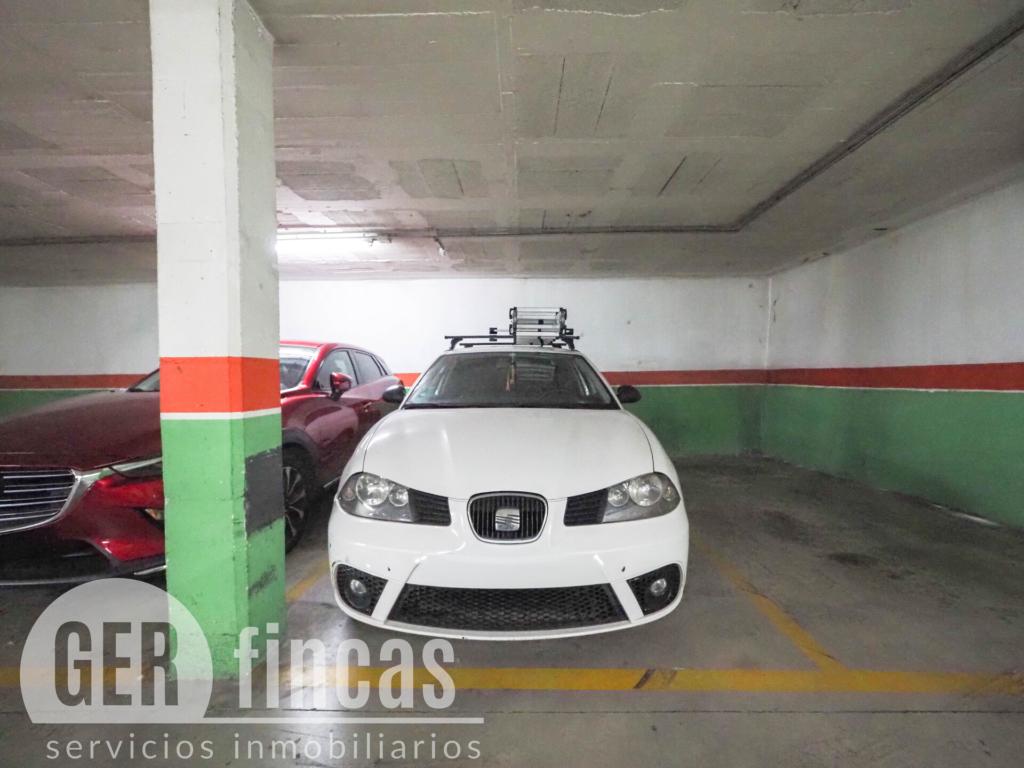Plaza de parking para coche mediano junto al parque de Vallparadís