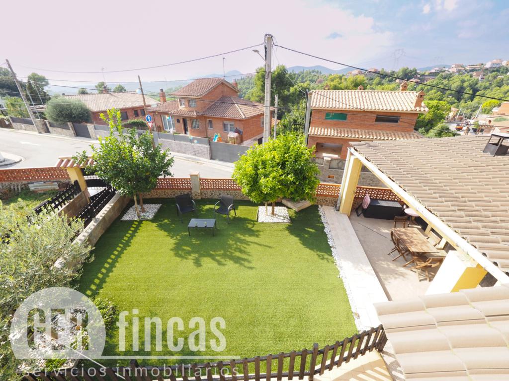 Casa de cuatro vientos con jardín y planta superior diáfana