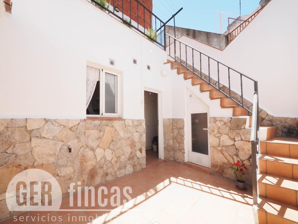 Casa reformada en Ca n’Aurell con patio soleado y terraza