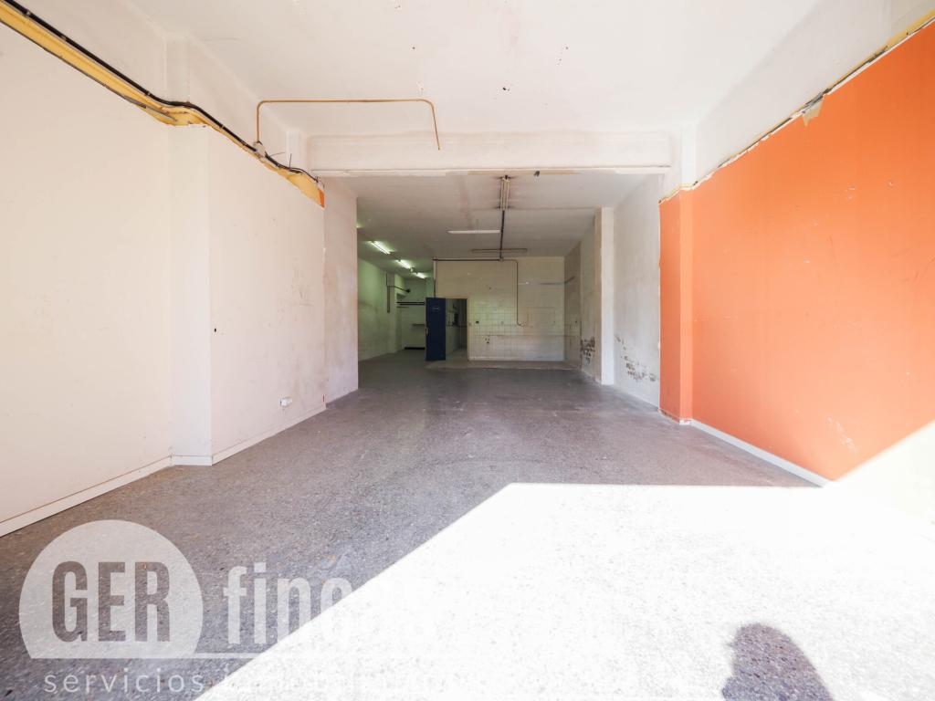 Local de 148 m² con amplia puerta motorizada en La Maurina