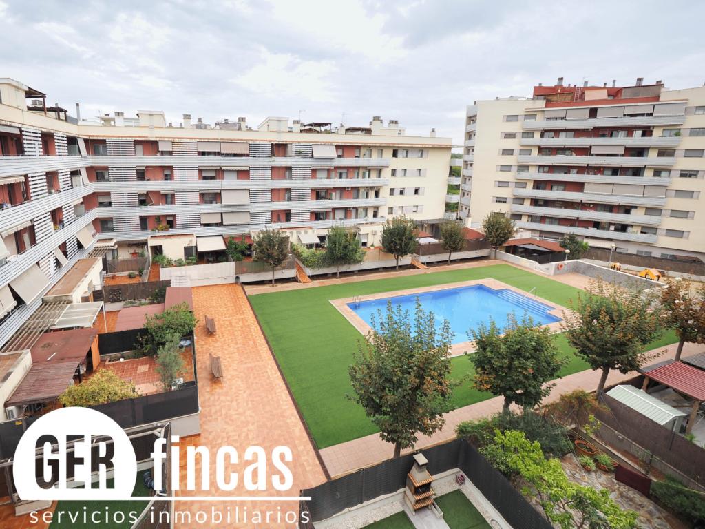 Dúplex con terraza de 40m2 y piscina comunitaria en Les Arenes-Can Montllor-La Grípia