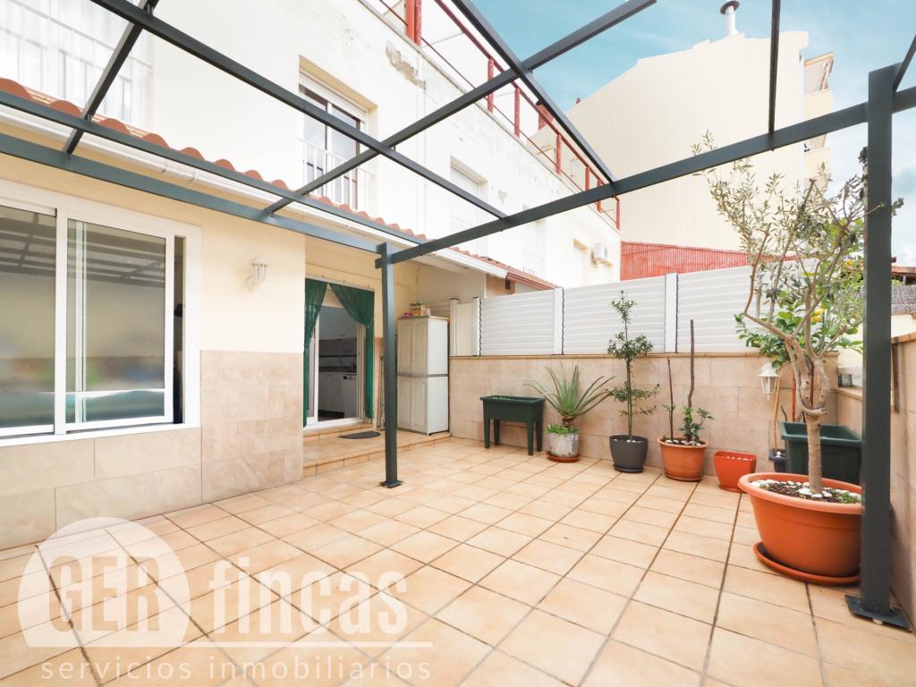 Casa con garaje para 4 coches y patio privado en Poble Nou-Zona Olímpica