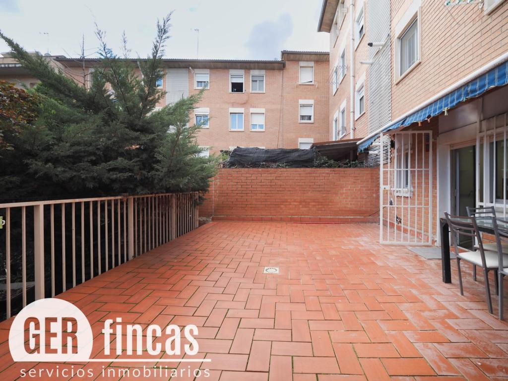 Piso con patio y jardín de 100m2 con plaza de parquing en Can Tusell