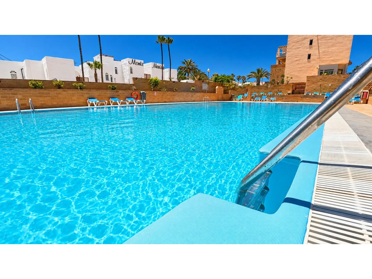 Apartamento con dormitorio separado, terraza, piscina y plaza de garaje en Esquinzo