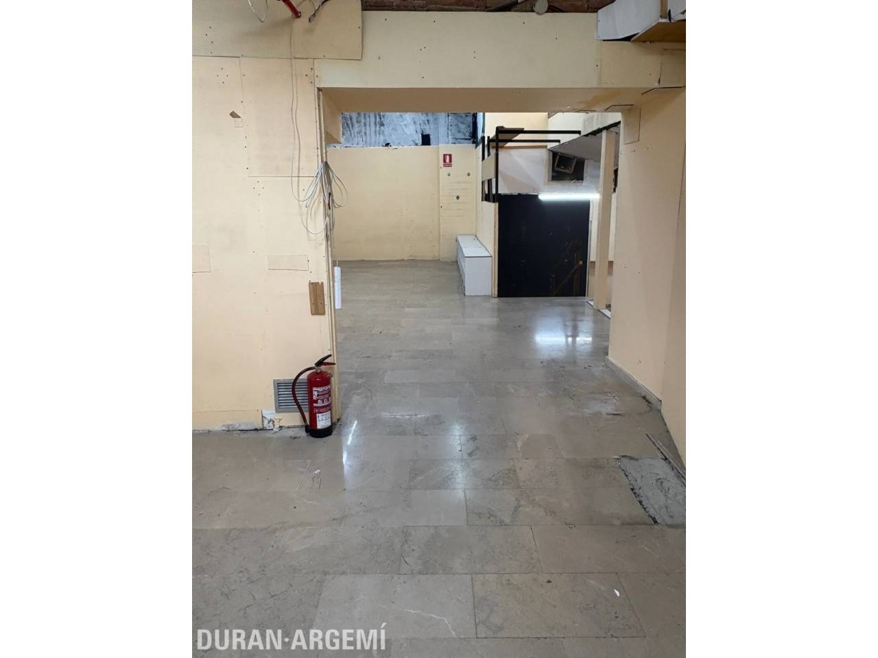 Local comercial en alquiler en el centro – Primera línea comercial