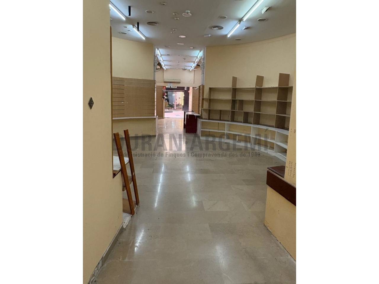Local comercial en alquiler en el centro - Primera línea comercial