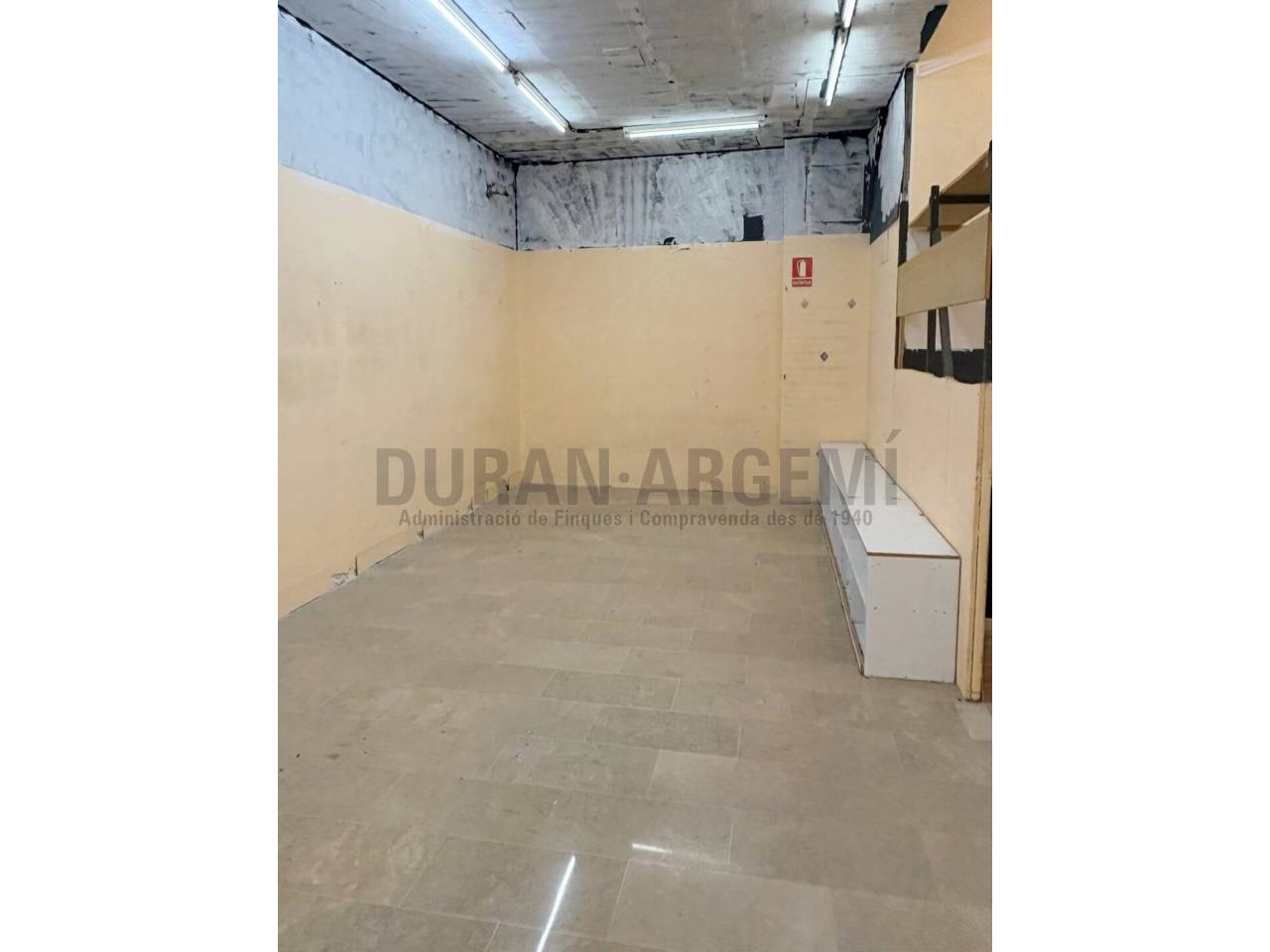 Local comercial en alquiler en el centro - Primera línea comercial