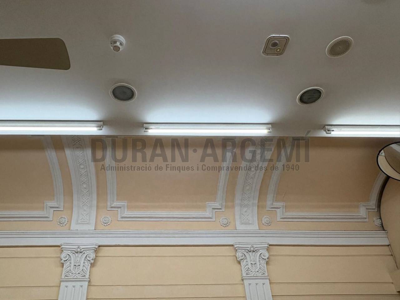 Local comercial en alquiler en el centro - Primera línea comercial