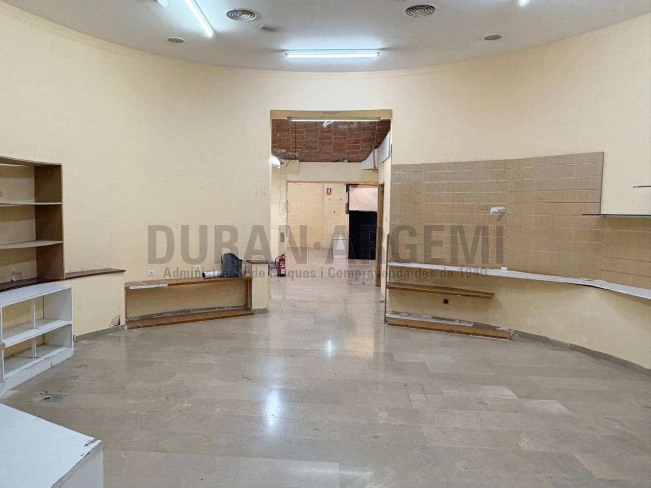 Local comercial en alquiler en el centro - Primera línea comercial