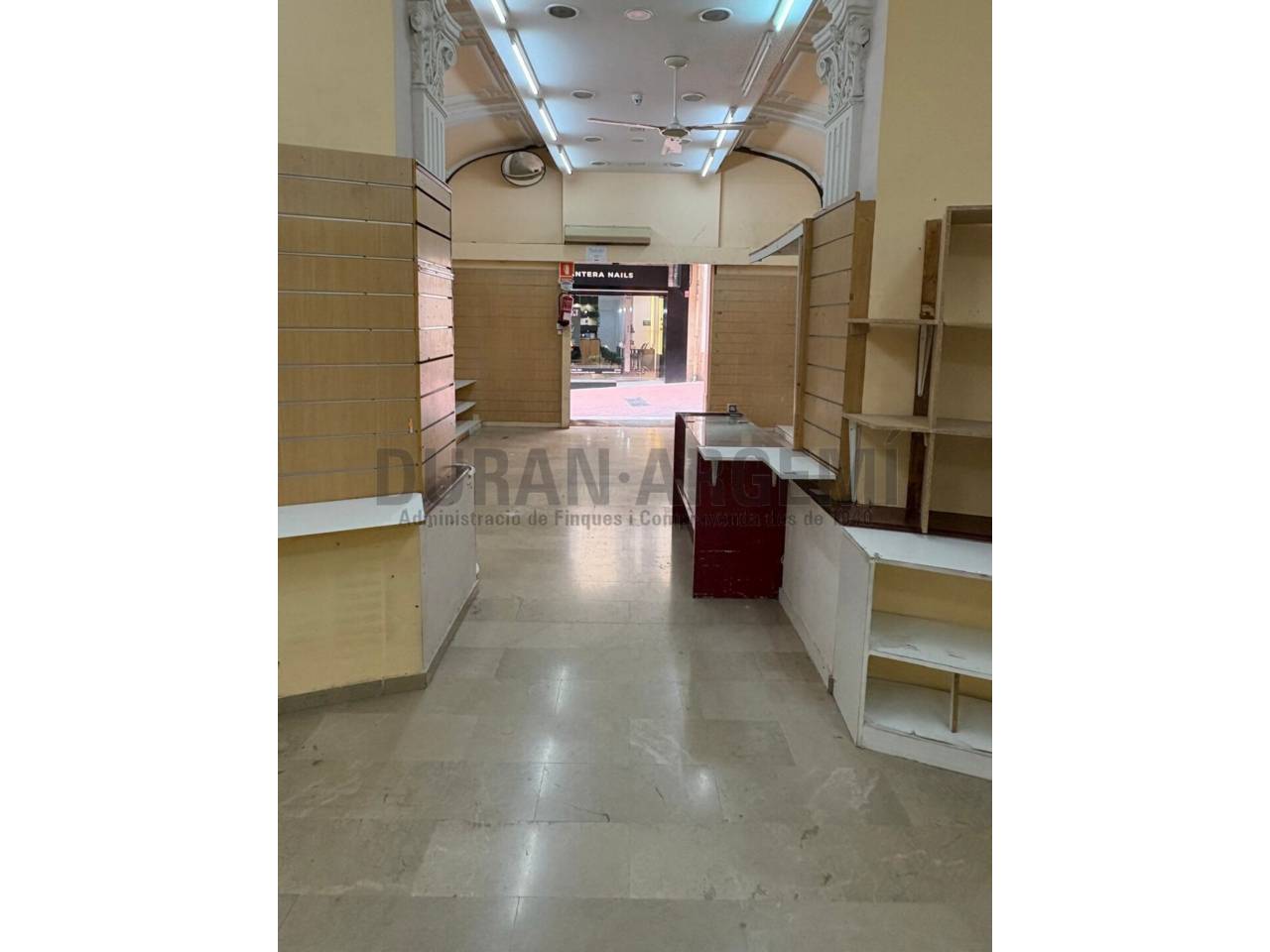 Local comercial en alquiler en el centro - Primera línea comercial