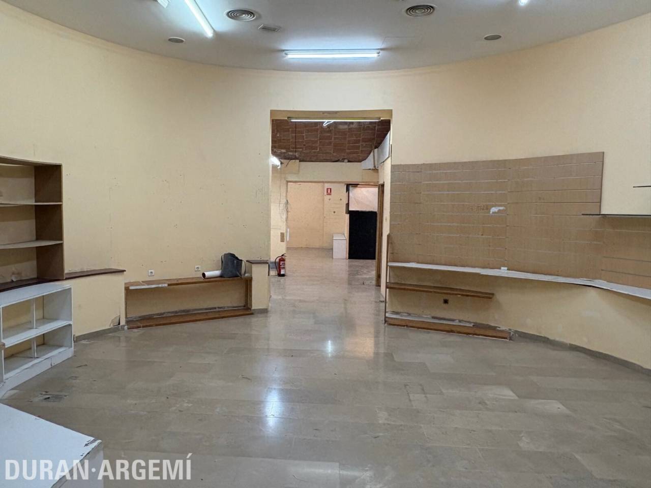 Local comercial en alquiler en el centro – Primera línea comercial