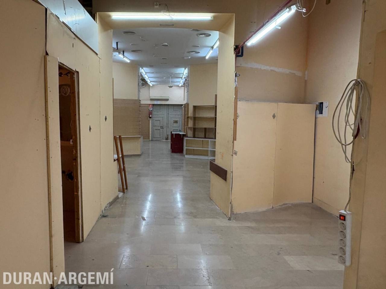 Local comercial en alquiler en el centro – Primera línea comercial