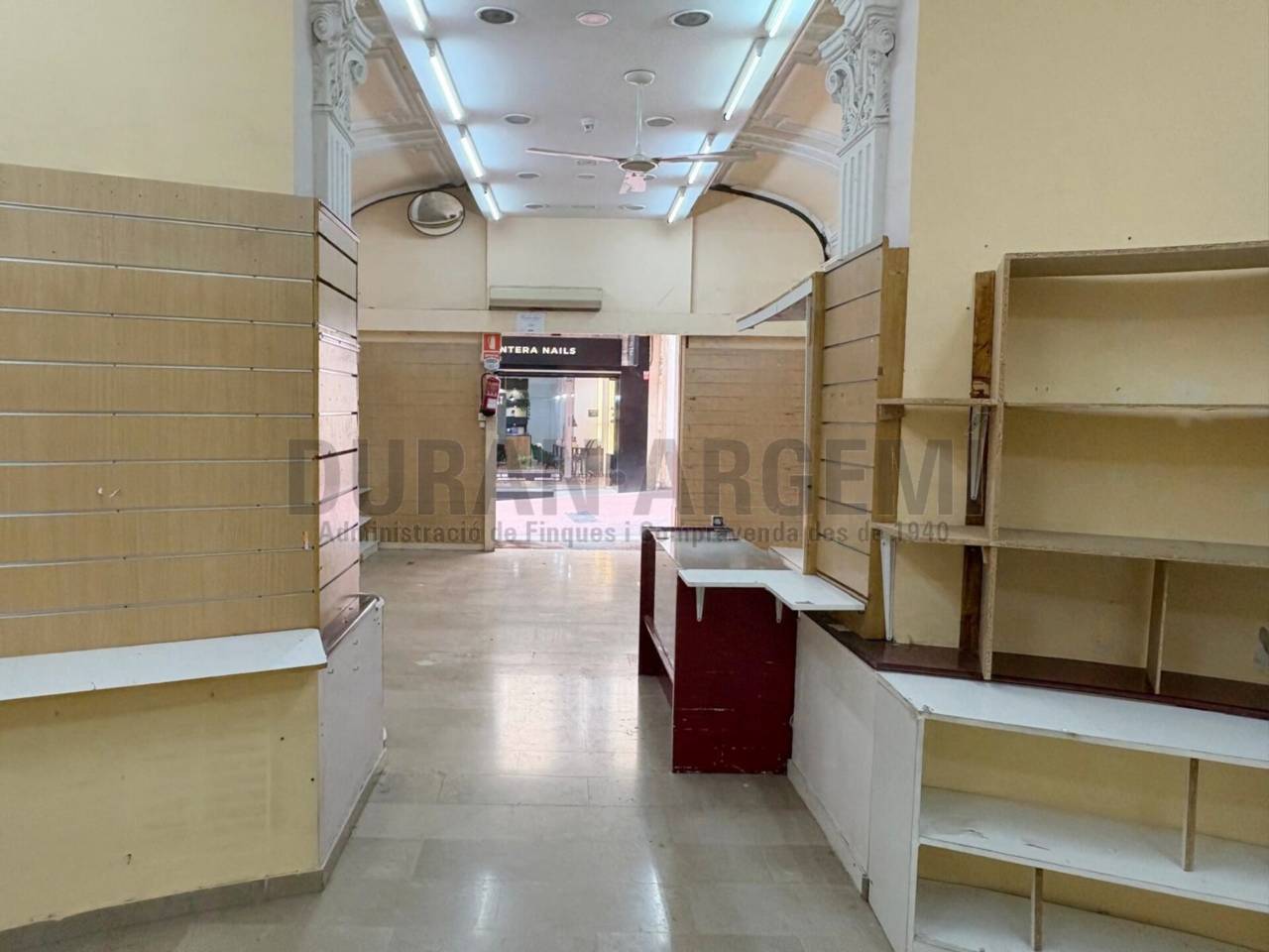 Local comercial en alquiler en el centro - Primera línea comercial