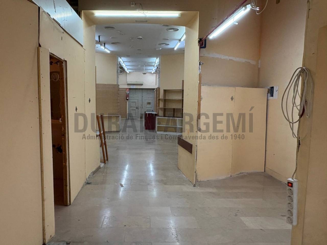 Local comercial en alquiler en el centro - Primera línea comercial