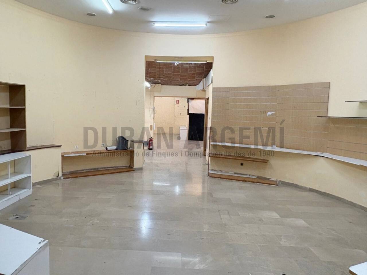 Local comercial en alquiler en el centro - Primera línea comercial