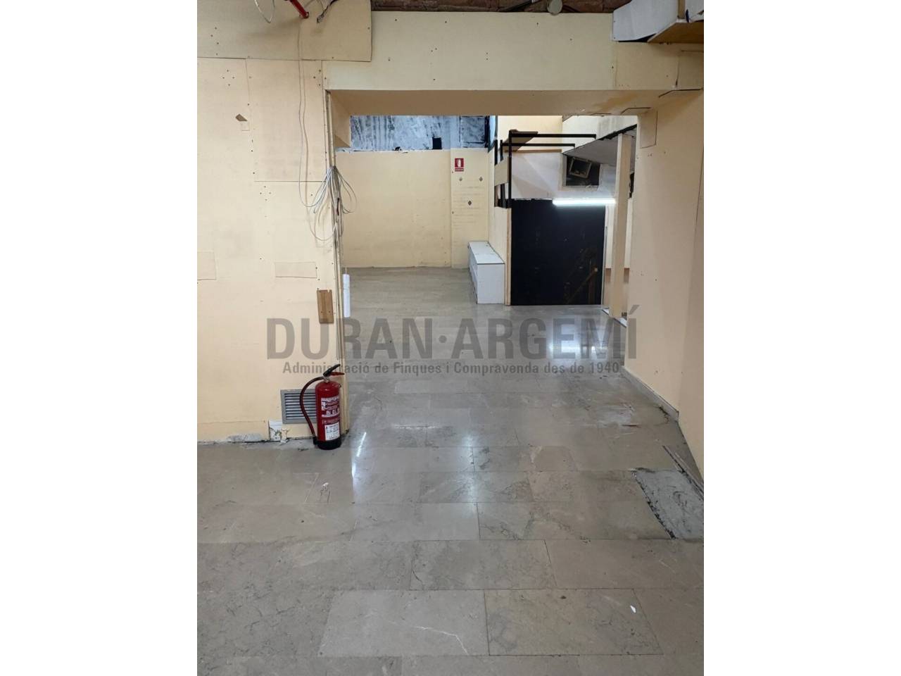 Local comercial en alquiler en el centro - Primera línea comercial