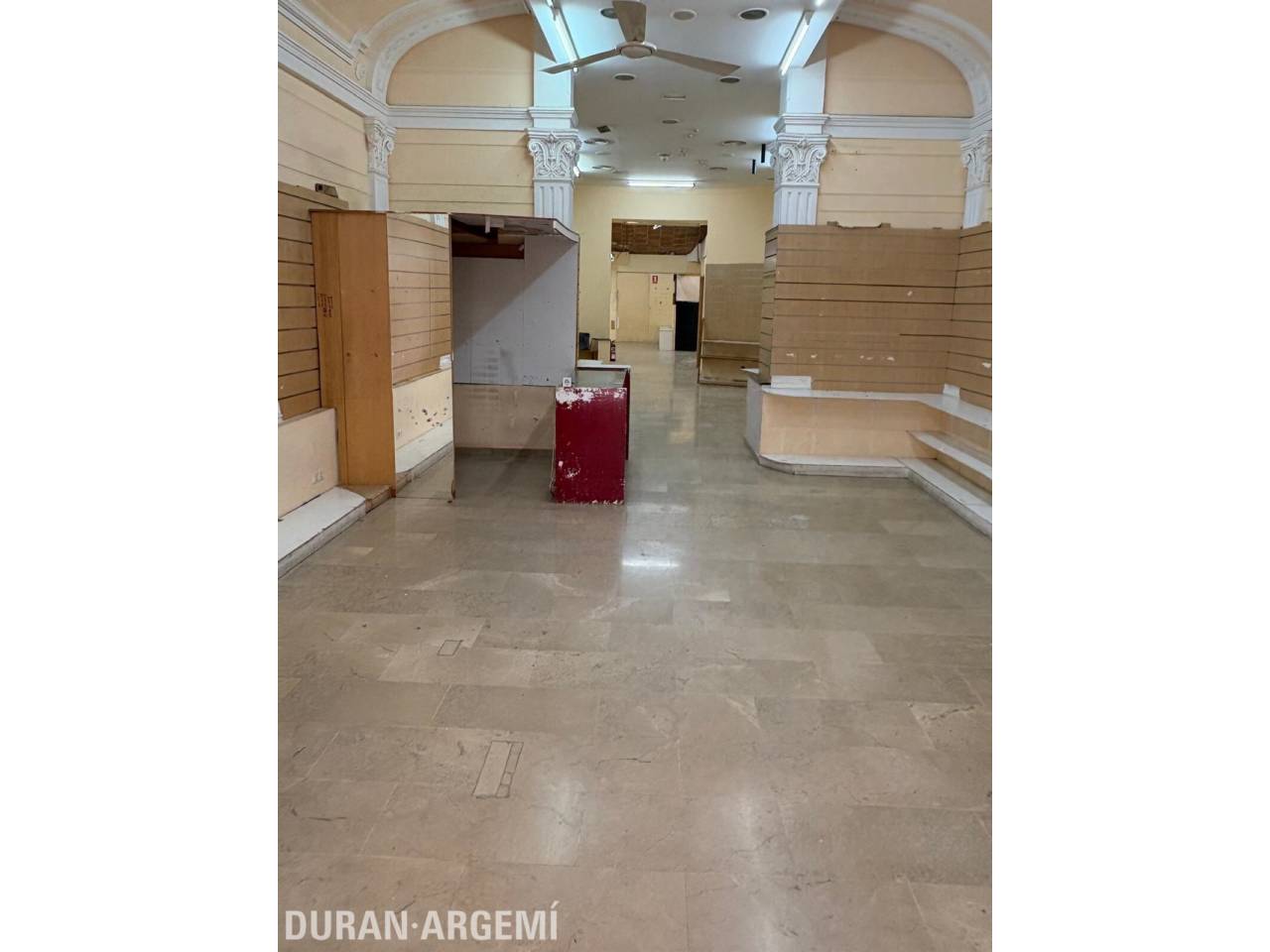 Local comercial en alquiler en el centro – Primera línea comercial