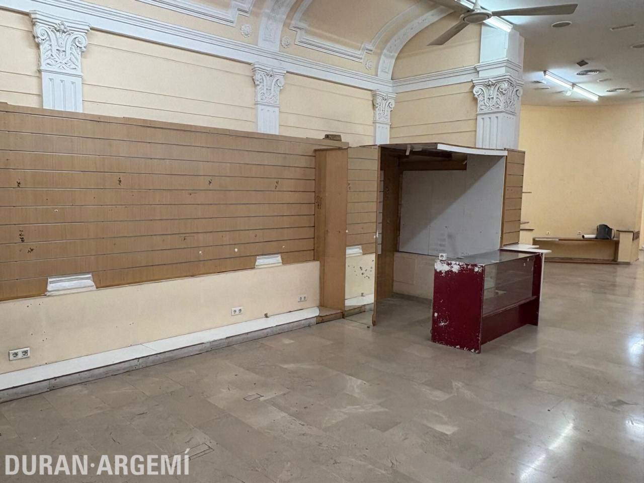 Local comercial en alquiler en el centro – Primera línea comercial